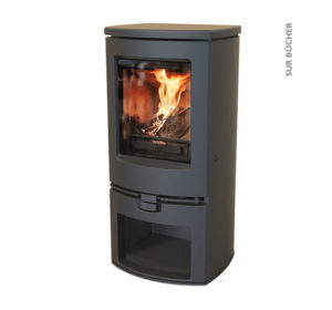 poêle à bois Arc 7 noir sur bûcher de la marque Charnwood