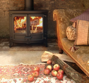 poêle à bois Island 3 sur pieds bas de couleur noir de la marque Charnwood en situation dans le salon d'une maison