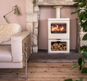 poêle à bois SKYE de couleur amande sur bûcher de la marque Charnwood