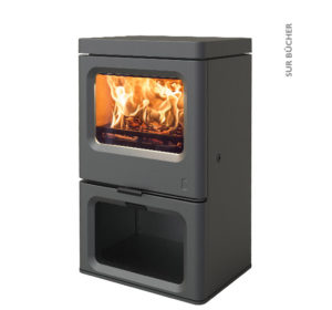 poêle à bois SKYE noir sur bûcher de la marque Charnwood