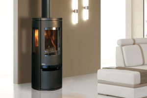 Poêle à bois Soro de couleur acier noir 3 faces vitrées de la marque Fonte Flamme