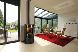 poêle bois modèle mesa de couleur noir de la marque Fonte Flamme avec une porte sérigraphié