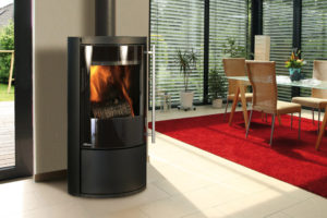 poêle bois modèle mesa de couleur noir de la marque Fonte Flamme avec une porte sérigraphié