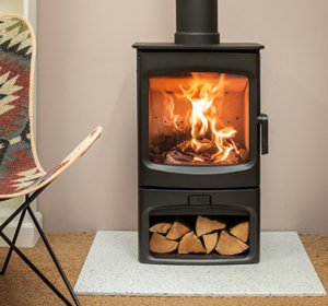 poêle à bois aire 3 de couleur noir sur bûcher de la marque Charnwood