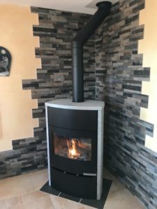 Poêle à bois magma de couleur acier noir habillage pierre ollaire de la marque Fonte Flamme