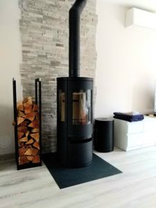 poêle à bois Soro de couleur acier noir 3 faces vitrées de la marque Fonte Flamme