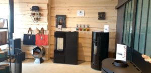 Showroom Woodepac Idea 2 Angolo de JM poêle et un Axe 9 de la marque fonte flamme