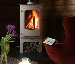 poêle à bois Cove 3 noir sur bûcher de la marque Charnwood