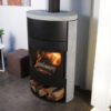 poêle bois modèle FIFTI de la marque Fonte Flamme avec un habillage pierre ollaire